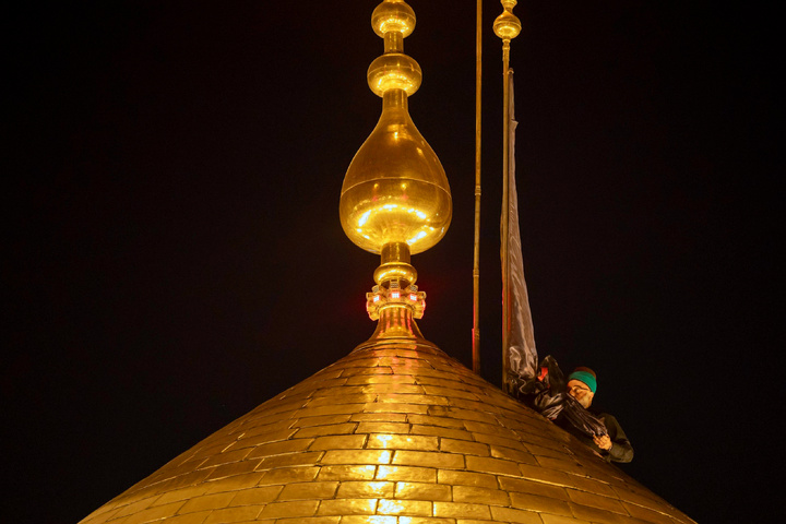 تعویض پرچم حرم امام حسین علیه‌السلام و حضرت عباس علیه‌السلام