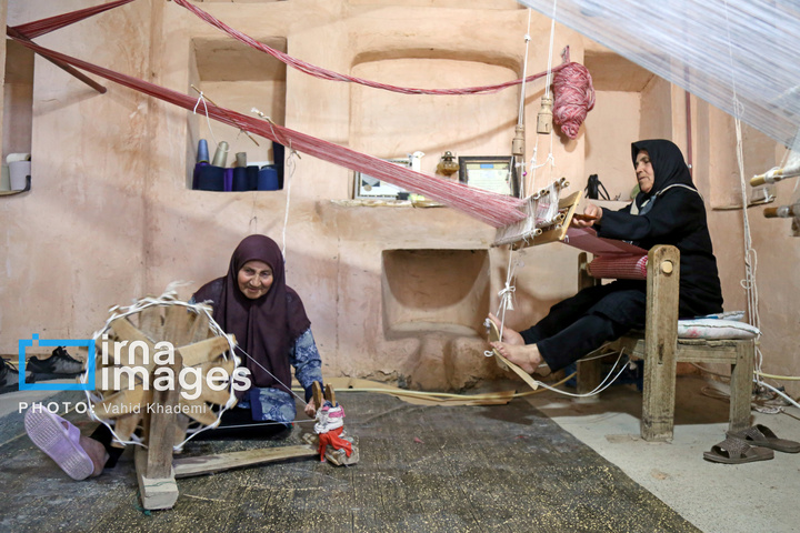 «چورشب بافی» سنتی در روستای رویین