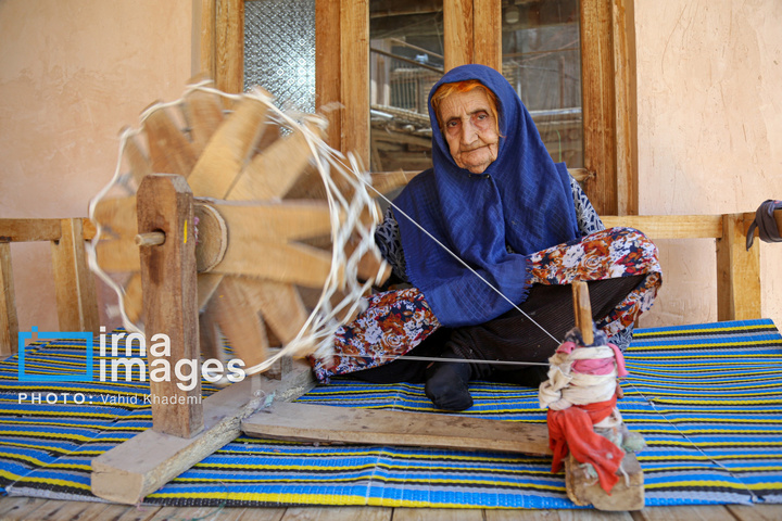 «چورشب بافی» سنتی در روستای رویین