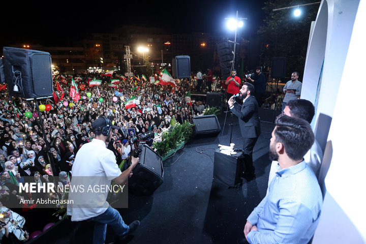 جشن «عید بیعت» در میدان انقلاب