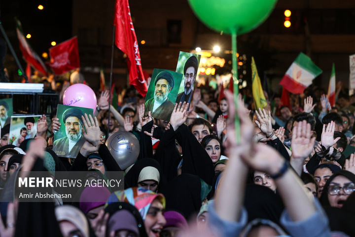 جشن «عید بیعت» در میدان انقلاب