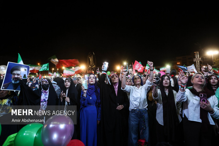 جشن «عید بیعت» در میدان انقلاب