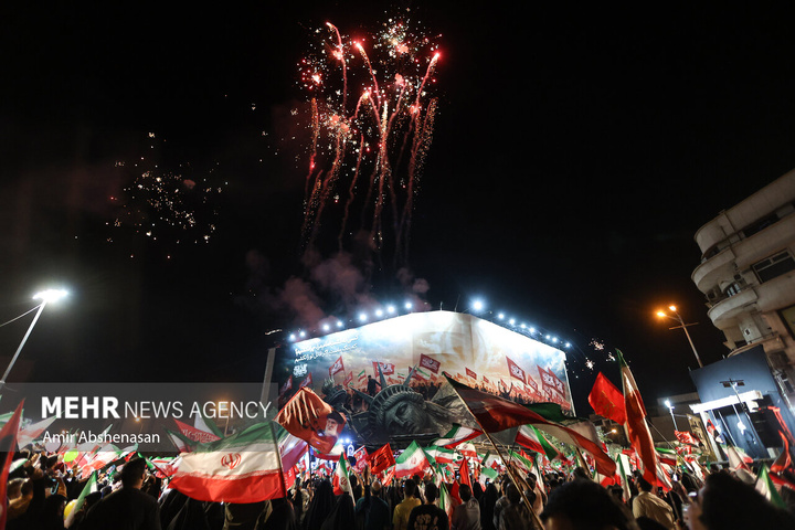 جشن «عید بیعت» در میدان انقلاب