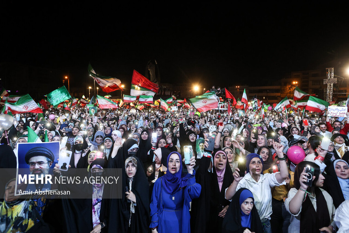 جشن «عید بیعت» در میدان انقلاب