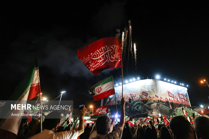 جشن «عید بیعت» در میدان انقلاب