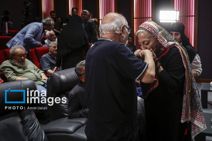 مراسم اهدای نشان درجه یک هنری به «علیرضا داوودنژاد»