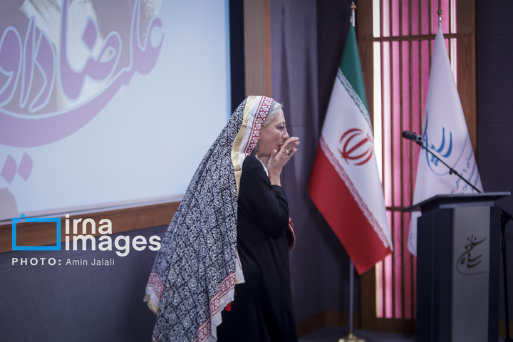 مراسم اهدای نشان درجه یک هنری به «علیرضا داوودنژاد»