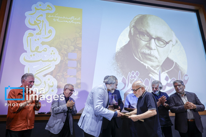 مراسم اهدای نشان درجه یک هنری به «علیرضا داوودنژاد»