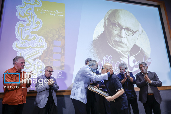 مراسم اهدای نشان درجه یک هنری به «علیرضا داوودنژاد»