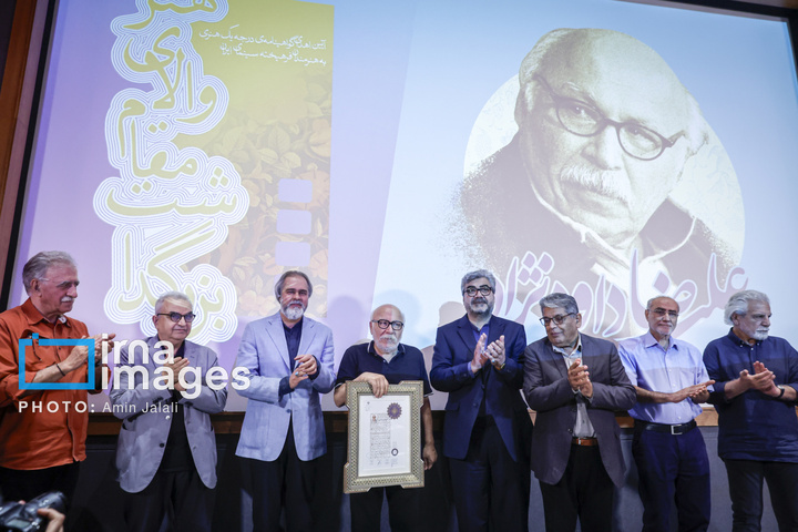 مراسم اهدای نشان درجه یک هنری به «علیرضا داوودنژاد»