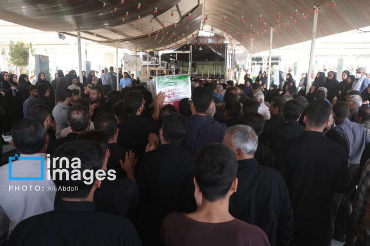 تشییع پیکر دو شهید حادثه تروریستی سراوان در زاهدان
