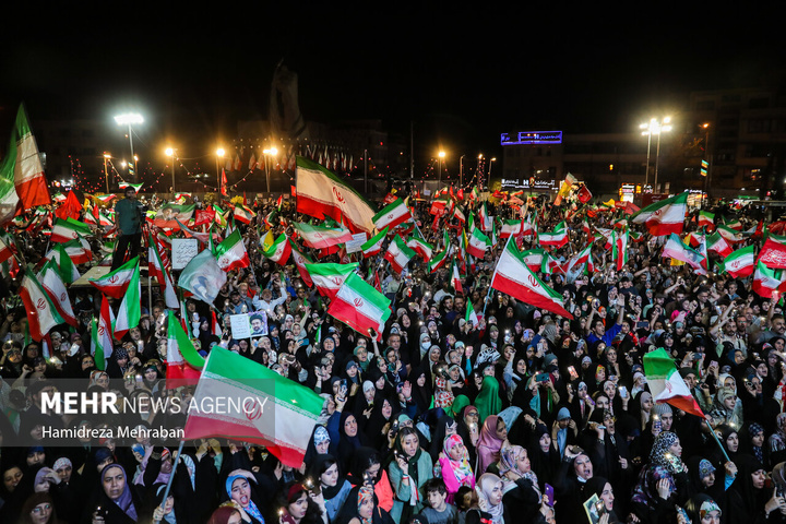 دویستمین شب اجتماع مردمی در میدان انقلاب