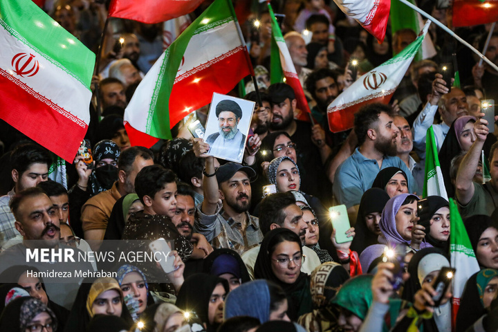 دویستمین شب اجتماع مردمی در میدان انقلاب