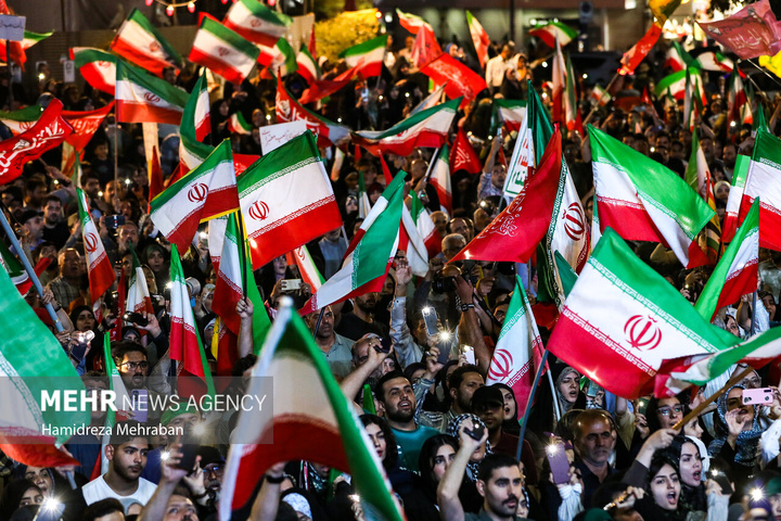 دویستمین شب اجتماع مردمی در میدان انقلاب