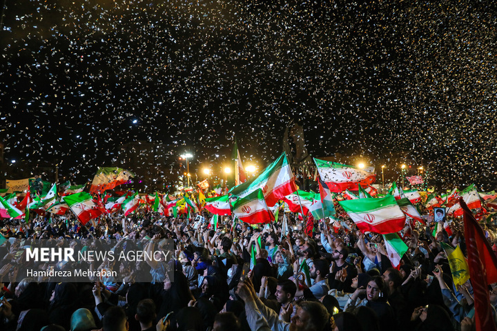 دویستمین شب اجتماع مردمی در میدان انقلاب