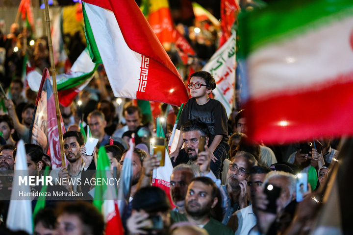 دویستمین شب اجتماع مردمی در میدان انقلاب