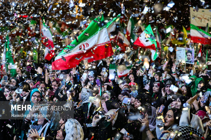 دویستمین شب اجتماع مردمی در میدان انقلاب