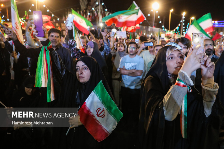 دویستمین شب اجتماع مردمی در میدان انقلاب