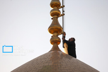 تعویض‌ پرچم‌گنبد حرم‌مطهر حضرت‌معصومه سلام الله علیها