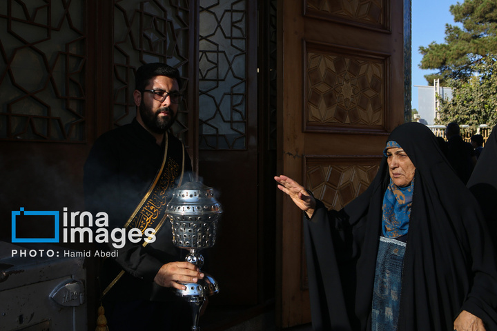 تعویض‌ پرچم‌گنبد حرم‌مطهر حضرت‌معصومه سلام الله علیها