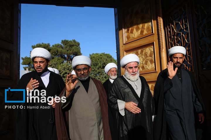 تعویض‌ پرچم‌گنبد حرم‌مطهر حضرت‌معصومه سلام الله علیها