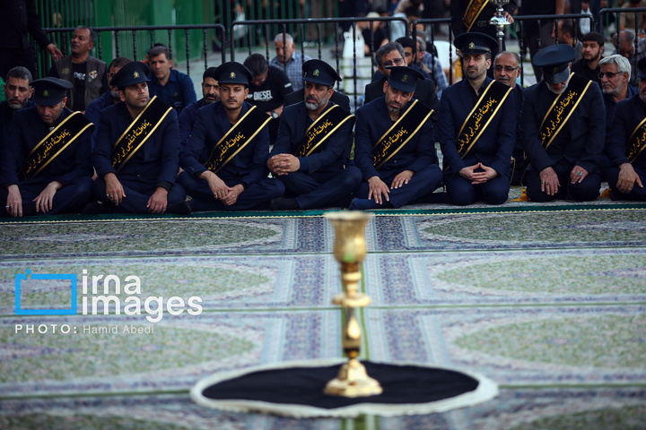 تعویض‌ پرچم‌گنبد حرم‌مطهر حضرت‌معصومه سلام الله علیها