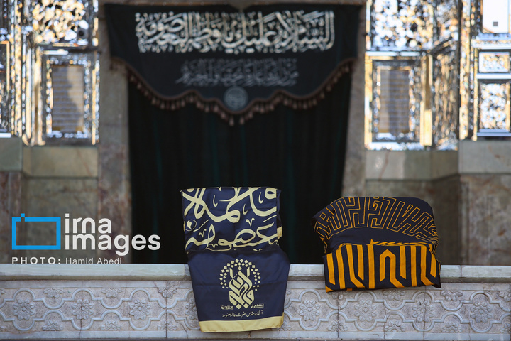 تعویض‌ پرچم‌گنبد حرم‌مطهر حضرت‌معصومه سلام الله علیها