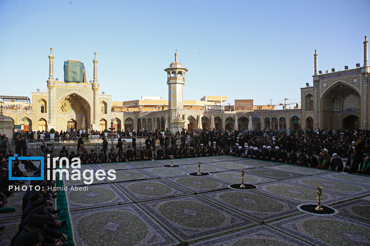تعویض‌ پرچم‌گنبد حرم‌مطهر حضرت‌معصومه سلام الله علیها