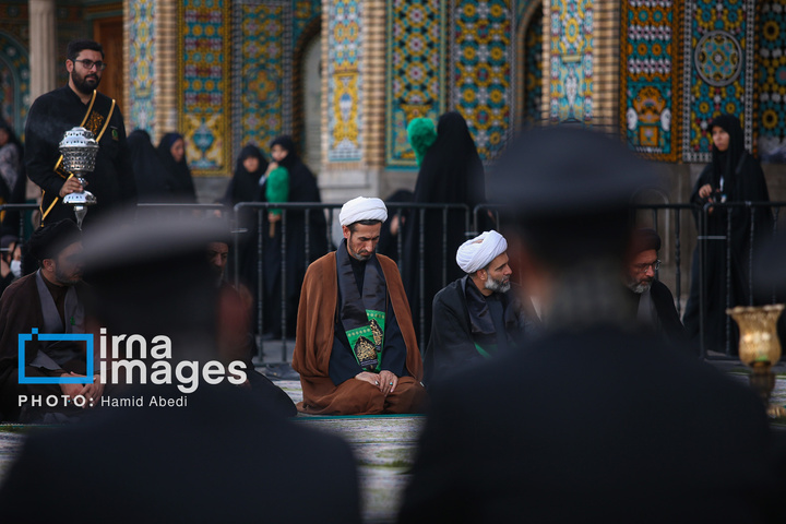 تعویض‌ پرچم‌گنبد حرم‌مطهر حضرت‌معصومه سلام الله علیها