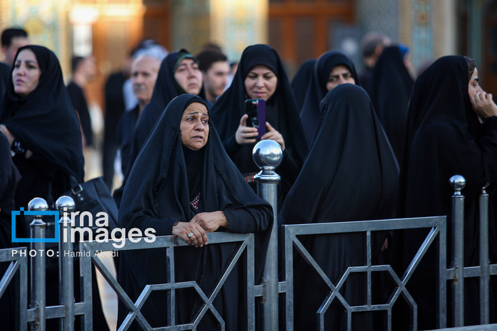 تعویض‌ پرچم‌گنبد حرم‌مطهر حضرت‌معصومه سلام الله علیها