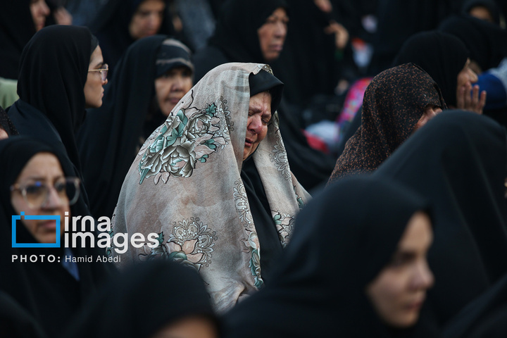 تعویض‌ پرچم‌گنبد حرم‌مطهر حضرت‌معصومه سلام الله علیها