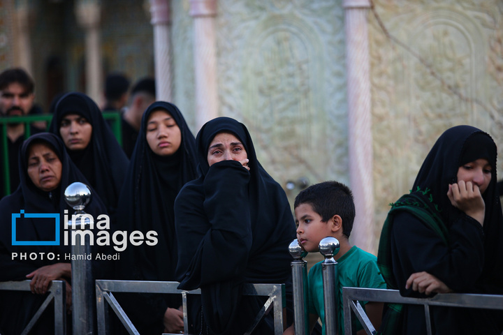 تعویض‌ پرچم‌گنبد حرم‌مطهر حضرت‌معصومه سلام الله علیها