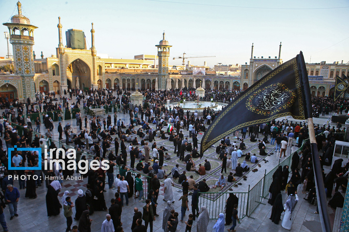 تعویض‌ پرچم‌گنبد حرم‌مطهر حضرت‌معصومه سلام الله علیها