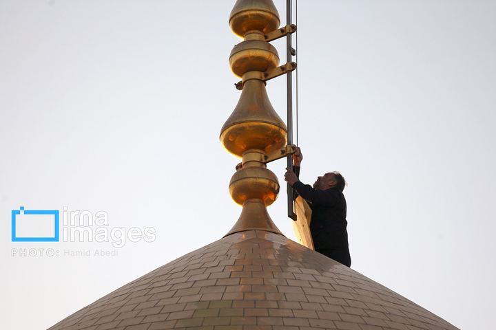 تعویض‌ پرچم‌گنبد حرم‌مطهر حضرت‌معصومه سلام الله علیها