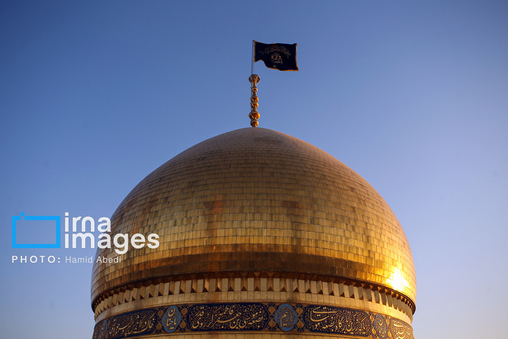 تعویض‌ پرچم‌گنبد حرم‌مطهر حضرت‌معصومه سلام الله علیها