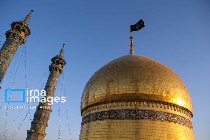 تعویض‌ پرچم‌گنبد حرم‌مطهر حضرت‌معصومه سلام الله علیها