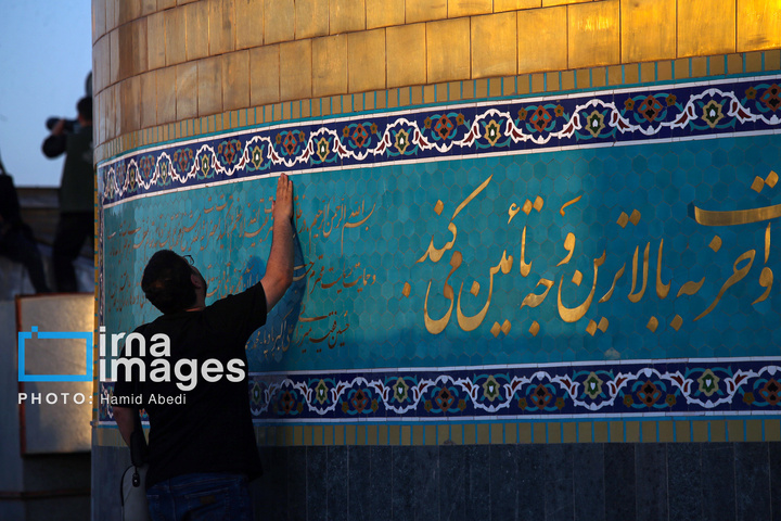 تعویض‌ پرچم‌گنبد حرم‌مطهر حضرت‌معصومه سلام الله علیها