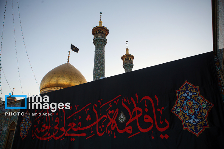 تعویض‌ پرچم‌گنبد حرم‌مطهر حضرت‌معصومه سلام الله علیها
