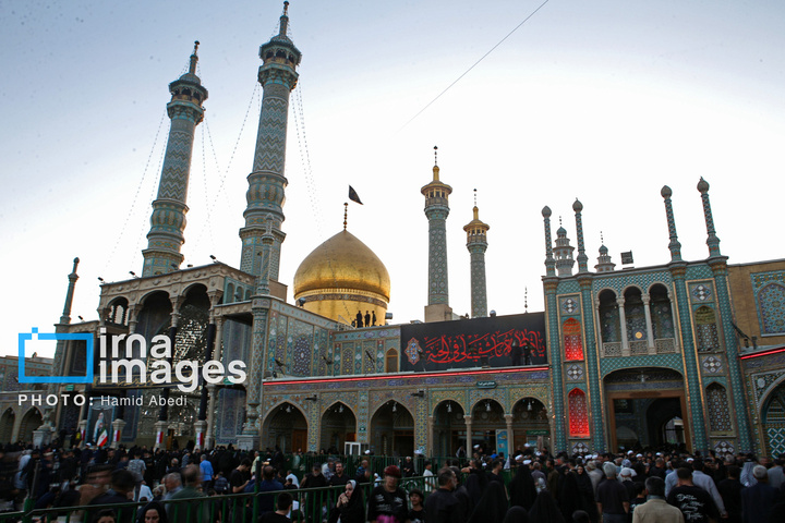 تعویض‌ پرچم‌گنبد حرم‌مطهر حضرت‌معصومه سلام الله علیها