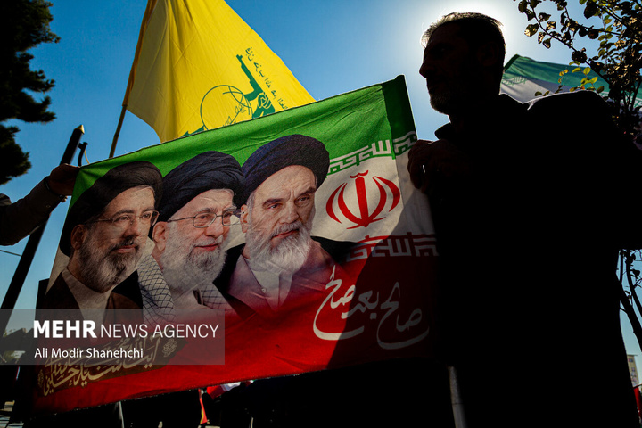 زنجیره انسانی «جان‌فدا» در مشهد