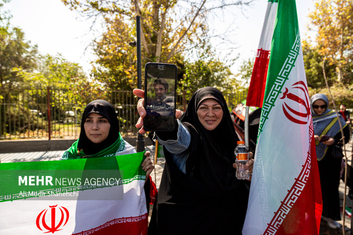 زنجیره انسانی «جان‌فدا» در مشهد