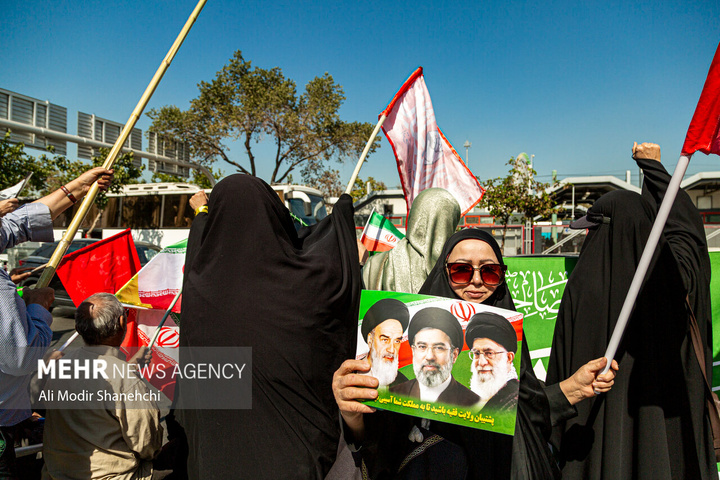 زنجیره انسانی «جان‌فدا» در مشهد