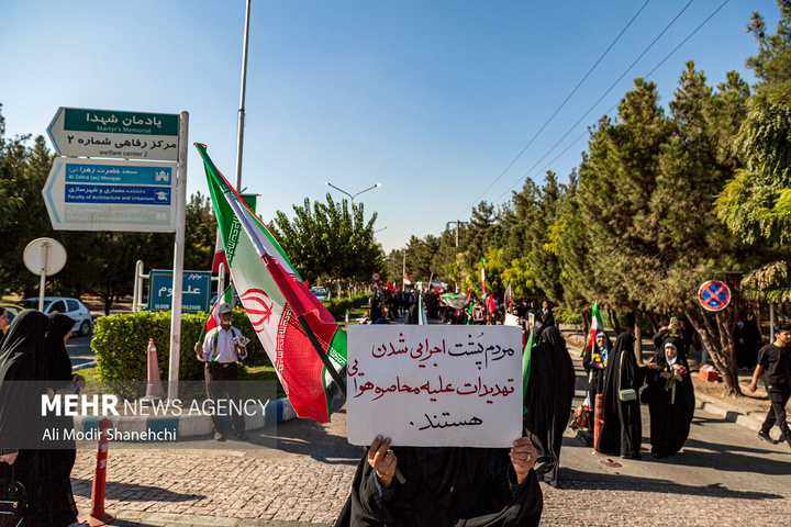 زنجیره انسانی «جان‌فدا» در مشهد