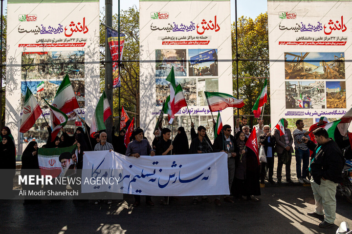 زنجیره انسانی «جان‌فدا» در مشهد