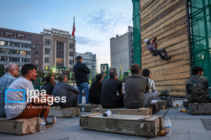 آموزش جان‌فدایان در میدان هفت تیر