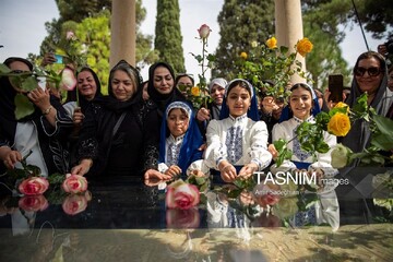 آیین گلباران آرامگاه حافظ شیرازی