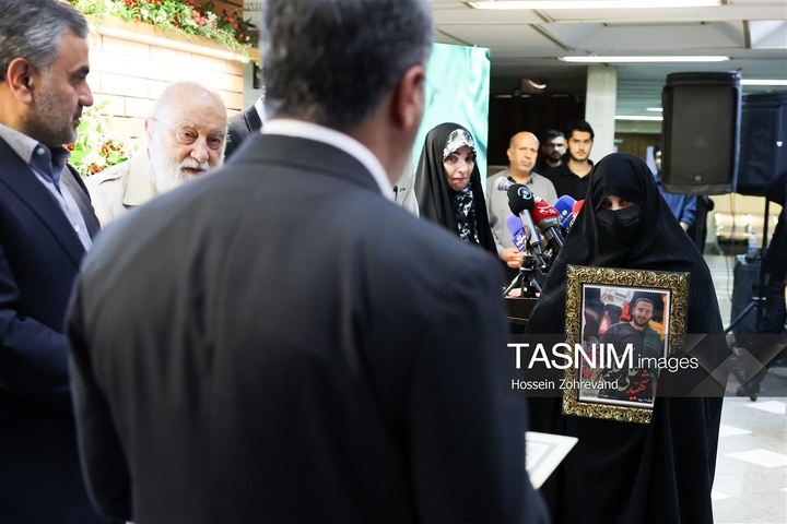 رونمایی از یادمان شهدای دبستان شجره طیبه میناب