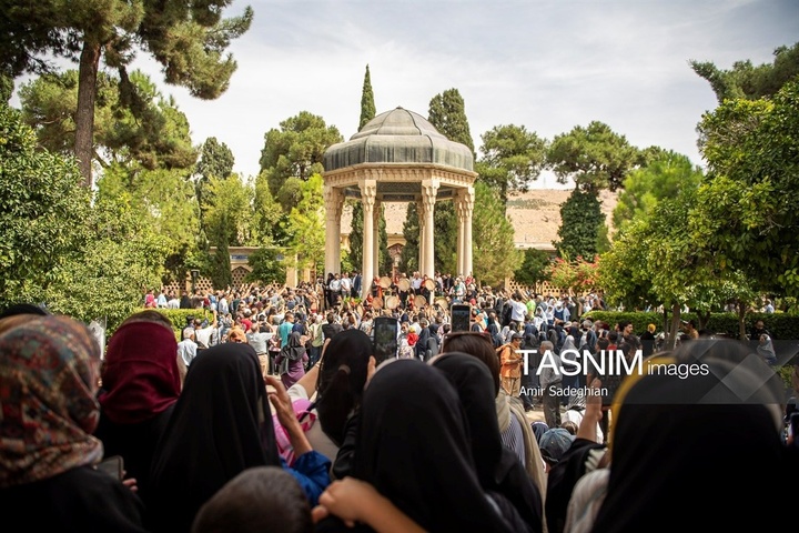 آیین گلباران آرامگاه حافظ شیرازی