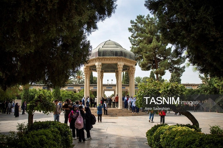 آیین گلباران آرامگاه حافظ شیرازی