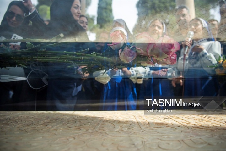 آیین گلباران آرامگاه حافظ شیرازی